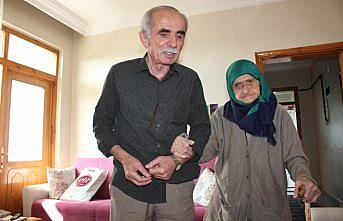 107 yaşındaki kayınvalidesine 72 yaşındaki damadı özenle bakıyor
