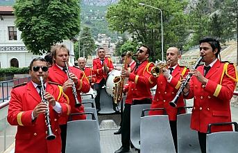 Amasya'da sokaklar belediye bandosuyla şenlendi