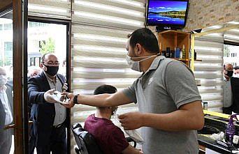 Artvin Belediye Başkanı Elçin maske ve dezenfektan dağıttı