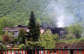 Düzce'de bir ev, iki otomobil ve bir ahır yanarak kullanılamaz hale geldi