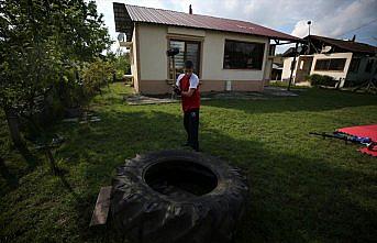 İşitme engelli genç güreşçi, şampiyonalara evinin bahçesinde hazırlanıyor