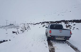 Kar yağışı nedeniyle yaylada mahsur kalan çobanlarla sürü kurtarıldı