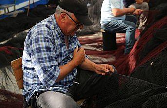 Karadenizli balıkçılar Kovid-19 tedbirleri altında ağlarını onarıyor