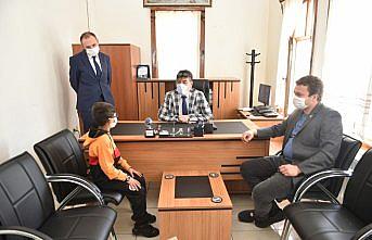 Kastamonu'da para dolu cüzdanı bularak muhtarlığa teslim eden çocuk ödüllendirildi