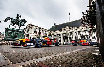 Max Verstappen ve Alexander Albon, F1 araçları ile Hollanda caddelerinde tur attı