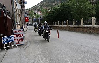 Motosikletli iyilikseverler 400'den fazla çocuğun yüzünü güldürdü