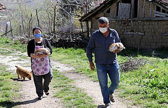 Muhtar dışarı çıkamayanlar için köy fırınında ekmek pişiriyor