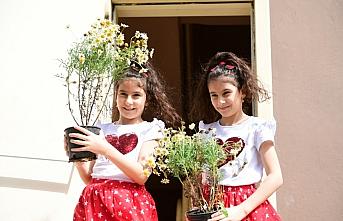 Ordu'da evlerdeki vatandaşlara çiçek ve çikolata ikram edildi