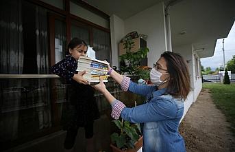 Otomobilini öğrencileri için gezici kütüphaneye çevirdi