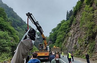 Rize'de dereye düşen kamyonetin sürücüsü yaralandı
