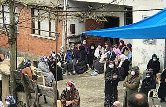 Rize'de silahlı kavgada ölen muhtar, eşi ve akrabası toprağa verildi