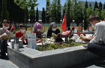 Şehit madencilerin çocukları 4 saatlik sürede babalarının mezarına koştu