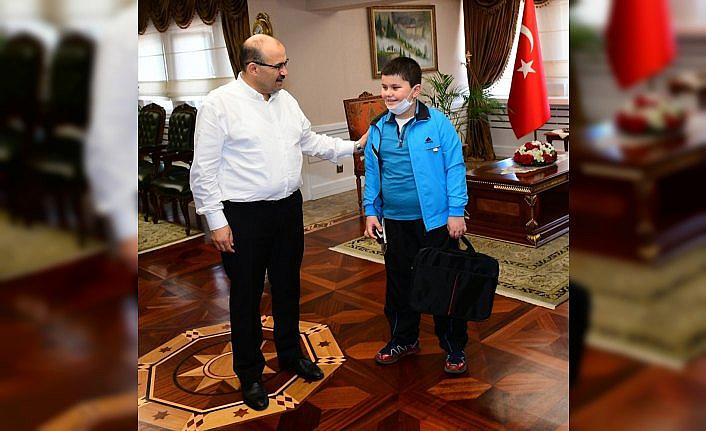 Trabzon Valisi Ustaoğlu, öğrencinin bilgisayar isteğini yerine getirdi