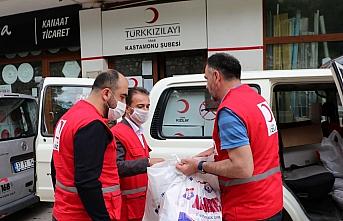 Türk Kızılay gönüllüleri köy köy dolaşıp gıda kolisi dağıtıyor