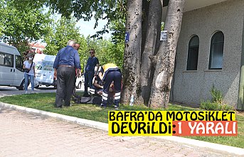 BAFRA’DA MOTOSİKLET DEVRİLDİ: 1 YARALI