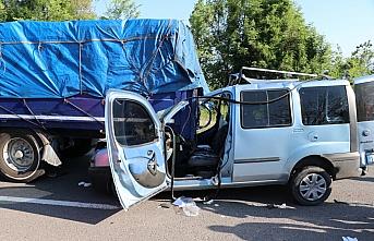 Bolu'da hafif ticari araç tıra çarptı: 3 yaralı