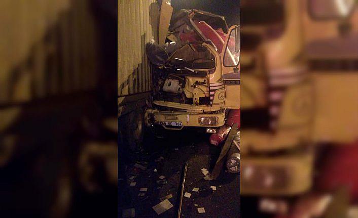 Bolu'da kamyon tıra çarptı: 2 yaralı