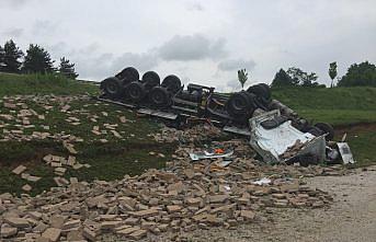 Bolu'da şarampole devrilen tırın sürücüsü yaralandı