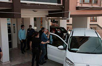 Eşini silahla yaralayarak rehin alan kişiyi polis ikna etti