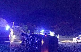 Gümüşhane'de işçileri taşıyan midibüs devrildi: 8 yaralı