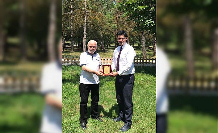 Kaymakam Şenay'dan emekliye ayrılan Müftü Arslan'a plaket