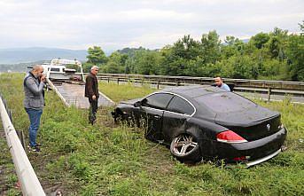 Kaza yapan otomobili kaldırırken çamura saplanan çekiciyi itfaiye çıkardı