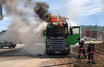 Ordu'da park halindeki tır yandı