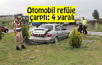 Otomobil refüje çarptı: 4 yaralı