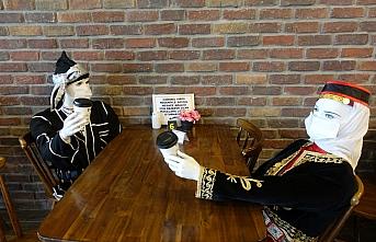 Sosyal mesafe cansız mankenlerle sağlanıyor