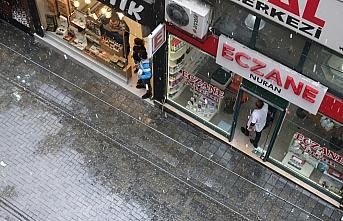Trabzon'da dolu yağışı etkili oldu
