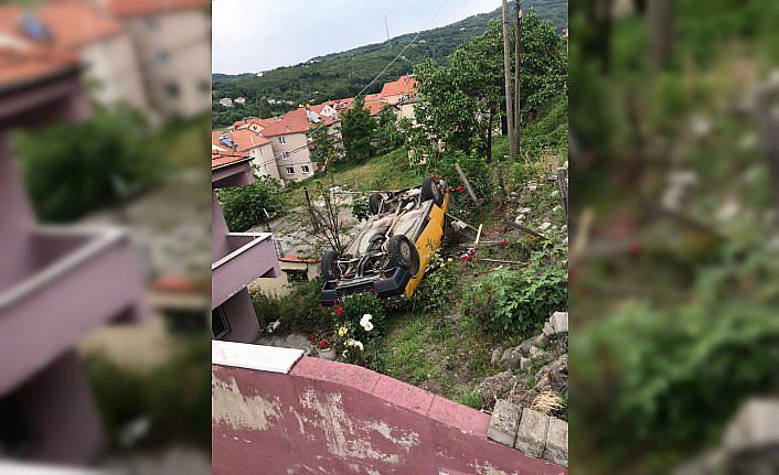 Zonguldak'ta evin bahçesine uçan otomobildeki 2 kişi yaralandı