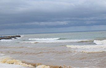 Akçakoca'da sağanağın ardından denizin rengi kahverengiye büründü