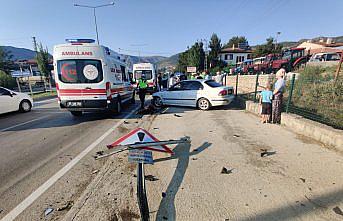 Amasya'da kontrolden çıkan otomobil duvara çarptı: 4 yaralı