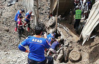 Artvin'in Yusufeli ilçesinde araçlarıyla sel sularına kapılarak kaybolan 3 kişiden diğer ikisinin de cansız bedenlerine ulaşıldı.
