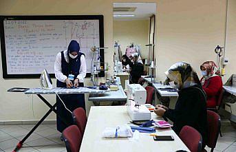 Bağcılar'da kadın kursiyerler maske üretiyor