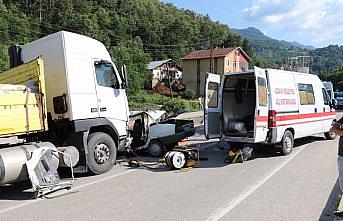 Kastamonu'da tır ile otomobil çarpıştı: 3 ölü