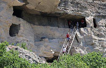 Milli güreşçiler, 3 bin 200 yıllık kaya evlerini ziyaret etti