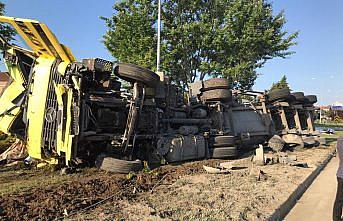 Samsun'da çimento yüklü tır devrildi: 1 yaralı