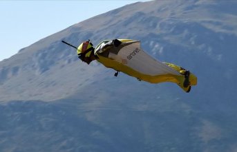 Sarp kayalıkların üstünden kuş gibi süzüldü