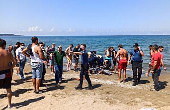 Sinop'ta denize giren 2 kişi boğulma tehlikesi geçirdi