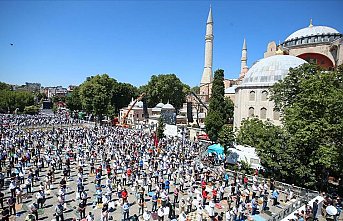 Yunanistan'da Ayasofya-i Kebir Camii'nde cuma namazı kılındığı sırada matem çanları çaldı