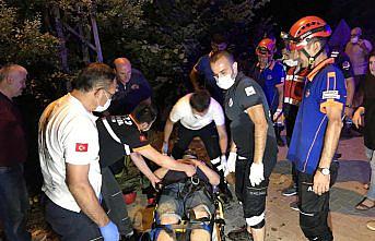 Kanyona devrilen otomobildeki iki kişi kurtarıldı