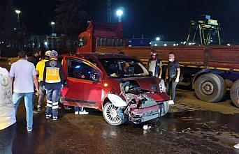 Karabük'te hafif ticari araç park halindeki tıra çarptı: 4 yaralı