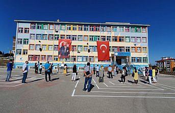 Öğretmenler öğrencileri olmadan İstiklal Marşı'nı okudu