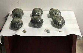 Otomobilin yedek lastiğinden 3 kilo 450 gram esrar çıktı