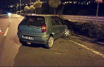 Refüje çarpan otomobildeki iki kişi yaralandı