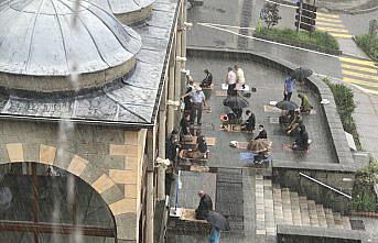 Rize'de cuma namazı yağmur altında kılındı