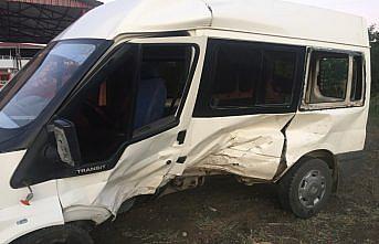 Samsun'da otomobil ile minibüsün çarpışması sonucu 2 kişi yaralandı