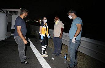 Anadolu Otoyolu'nda devrilen kamyonun sürücüsü yaralandı