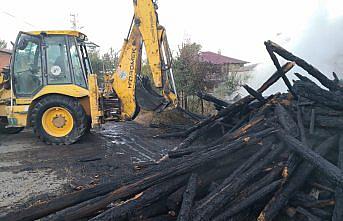 Bolu'da 2 katlı ev ve odunluk yandı